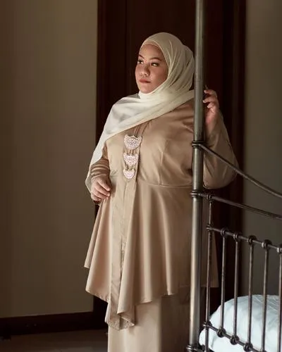 Sabsha Elegant Satin Modern Kebaya Set - Champagne Gold